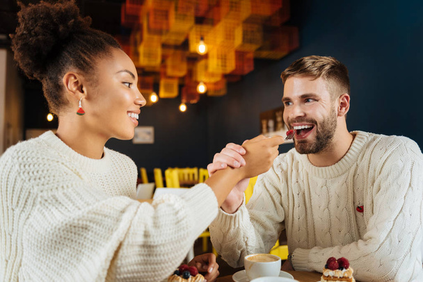 Blonde-haired bearded man eating dessert with his wife - Foto, Imagen