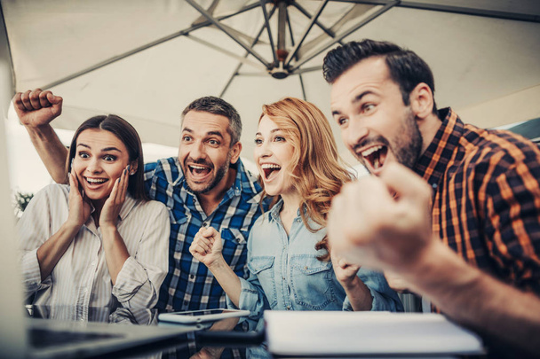 Group of happy people in cafe amazed by good online news - Zdjęcie, obraz
