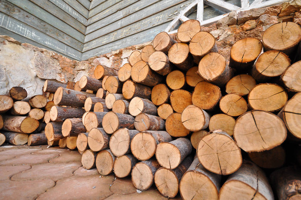 Nous les utilisons pour le bois de chauffage comme combustible pour fournir de la chaleur en hiver
. - Photo, image