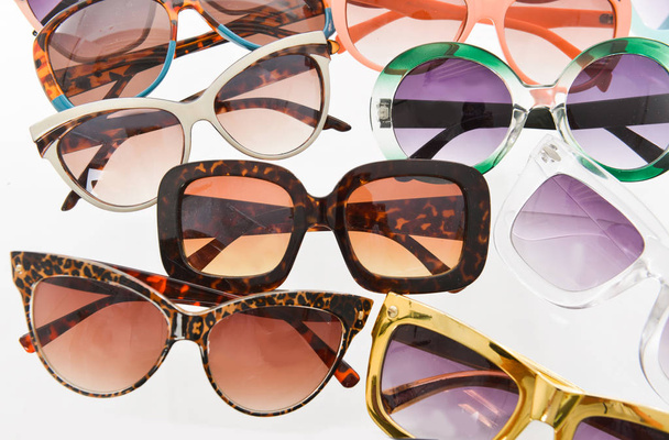 Разнообразные стили тонированных солнцезащитных очков изолированы
 - Фото, изображение