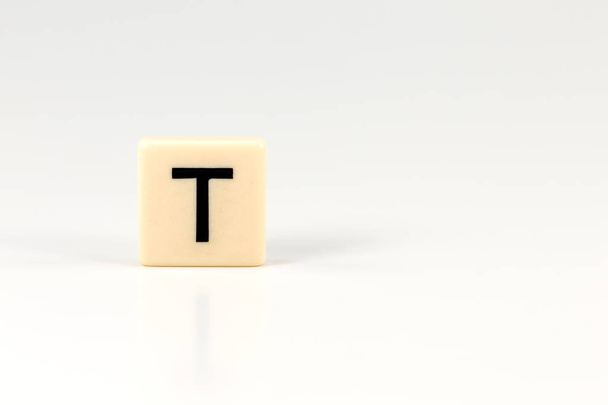 letra maiúscula T na placa de plástico isolada no fundo branco com espaço de cópia
 - Foto, Imagem