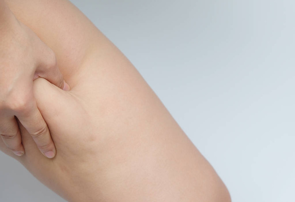 γυναίκα χέρι πιάνει την κοιλιά λίπος σώματος κοιλιά, διαβητική παράγοντας κινδύνου - Φωτογραφία, εικόνα