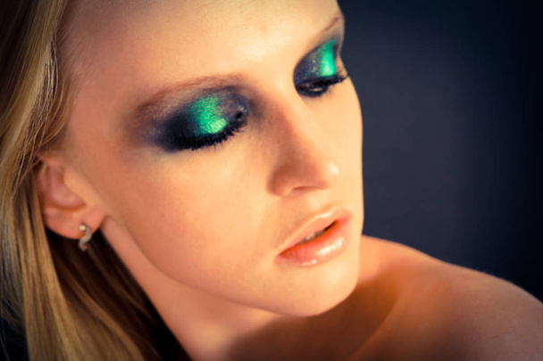 Maquillaje con sombras verdes
 - Foto, Imagen