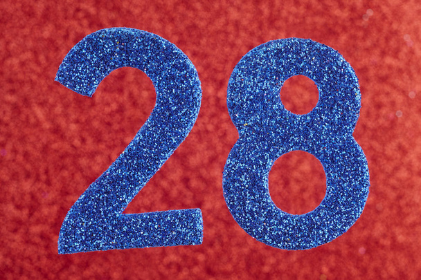 Numéro vingt-huit couleur bleue sur un fond rouge. Anniversaire. Horizontal
 - Photo, image