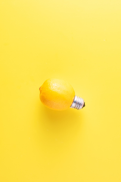 primo piano vista della lampadina fatta di limone su sfondo giallo
     - Foto, immagini