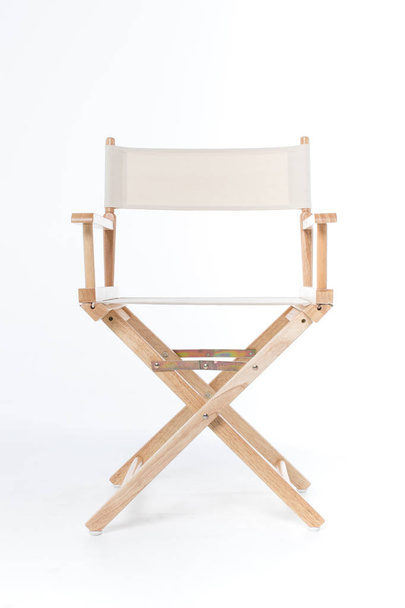Regiestuhl aus Holz und Stoff, bequemes Sitzen auf weißem Hintergrund, Kopierraum - Foto, Bild