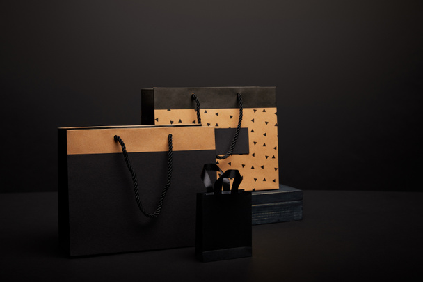 zár megjelöl kilátás bevásárló szatyrok rendezett fekete háttér - Fotó, kép