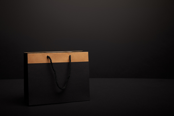 Kağıt alışveriş çantası bakış siyah zemin üzerinde kapatın - Fotoğraf, Görsel