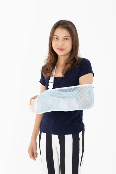 ARM сломанной Азіатський жінка з arm слінг підтримується на руці, концепція поранили аварії та охорони здоров'я. Студія розстріляні на білому тлі. - Фото, зображення