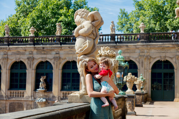 Moeder en kind in Dresden. Zwinger - Foto, afbeelding