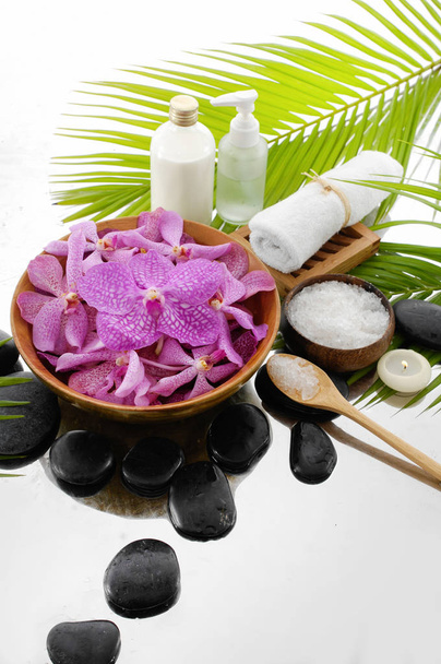 concept de spa avec palme, serviette, orchidée, pierres, huile, sel dans la cuillère
 - Photo, image