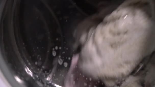 Bunte gelbe Wäsche in der Maschine waschen - Filmmaterial, Video