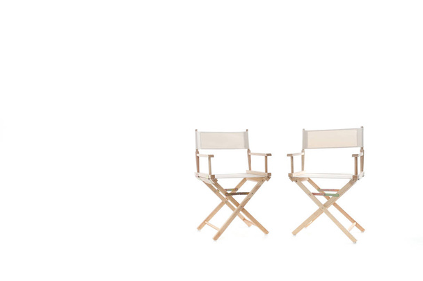 Regiestuhl aus Holz und Stoff, bequemes Sitzen auf weißem Hintergrund, Kopierraum - Foto, Bild