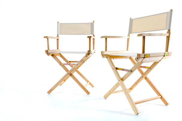 chaise de réalisateur en bois et tissu bien confortable assis sur une toile de fond blanche, espace de copie
 - Photo, image
