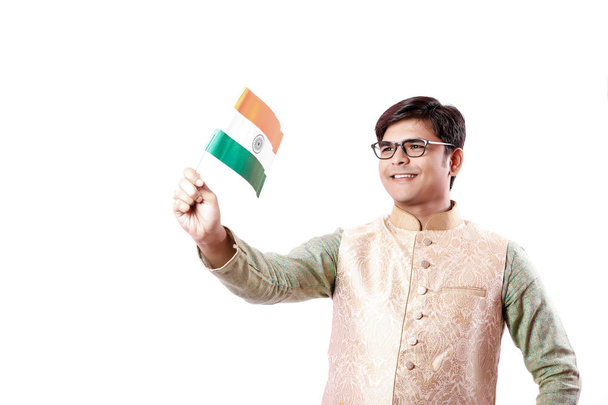 νέος ινδική άνθρωπος που κρατά την ινδική σημαία - Φωτογραφία, εικόνα