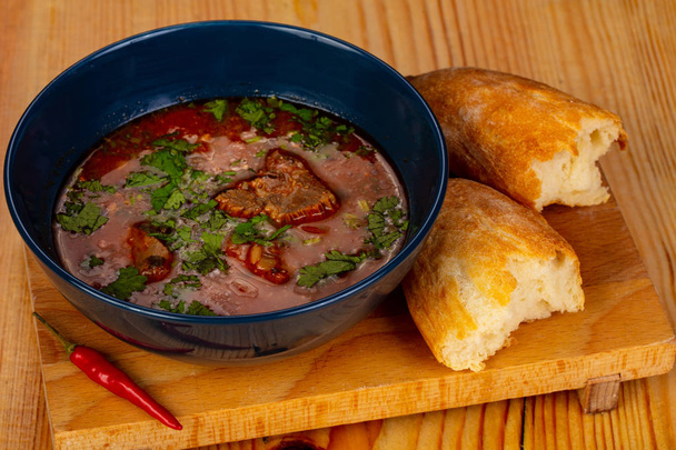 Sopa de Kharcho caucásico con carne
 - Foto, imagen