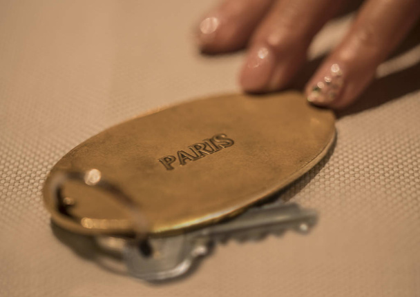 Ruka ženy s klíčem Luxusní Hotelový pokoj ve Francii v Paříži - Fotografie, Obrázek