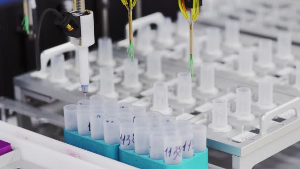 У лабораторії крупним планом для фарбування клітин для їх детального розгляду. Робот аналізує
 - Кадри, відео