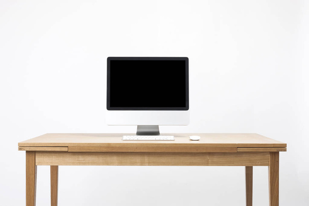 computador na mesa de madeira no fundo branco. - Foto, Imagem