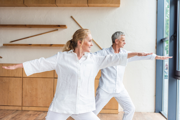 szczęśliwa para starszych praktykujących jogę razem - Zdjęcie, obraz