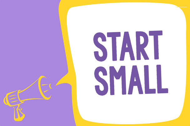 Tekstiä kirjoittava teksti Start Small. Liiketoimintakonsepti pienille ja keskisuurille yrityksille startup-yritykset Yrittäjyys Megafoni kaiutin puhe kupla tärkeä viesti puhuu ääneen
 - Valokuva, kuva