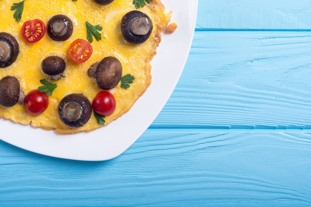 Omelette with mushroom , tomato and parsley . Frittata - Foto, Imagen