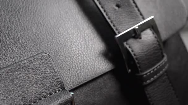 Detail aus einer schwarzen Handtasche. Kunstleder, Kunstleder, Ledertasche für Frauen. - Filmmaterial, Video