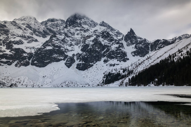 Montañas Tatra en invierno desde Morskie Oko, Karpaty, Polonia
 - Foto, imagen