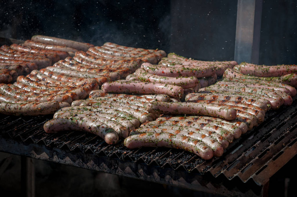 Fresh Frankfurt sausages cooked on barbeque grill. - Foto, afbeelding