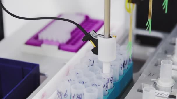 Na poliklinice v laboratoři robot automaticky provádí analýzu k určení rakovinné buňky v vzorky pacientů - Záběry, video