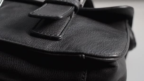 Régi használt fekete táska, természetes vagy mesterséges bőr. - Felvétel, videó