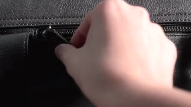 女性のハンドバッグのジッパーを開く女性の手のクローズ アップ. - 映像、動画