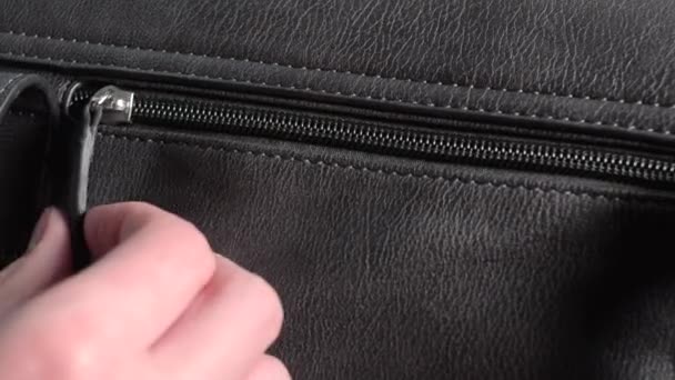junge Frau öffnet den Reißverschluss einer Damenhandtasche. Nahaufnahme weiblicher Hand. - Filmmaterial, Video