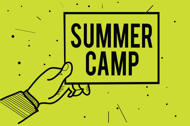 A kézírás szöveg nyári táborban. Koncepció, azaz felügyelt program a gyerekek és a tizenévesek, nyáron. Ember keze gazdaság papír információ közlése, pontozott, sárga háttér - Fotó, kép