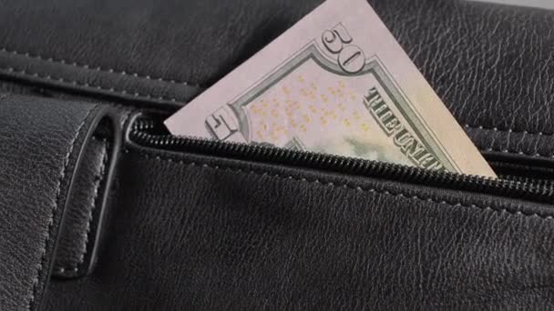 La persona roba un billete, de un bolso de mujer. Mujer mano saca cincuenta dólares de su bolsillo de la bolsa
. - Metraje, vídeo