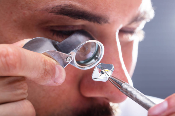 Close-up Of A Male Jeweler's Hand Looking At Diamond Through Magnifying Loupe - Zdjęcie, obraz