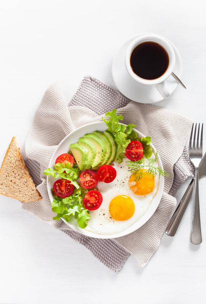 healthy breakfast flat lay. fried eggs, avocado, tomato, toasts and coffee - Foto, Imagen