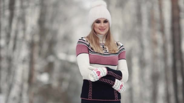 Πορτραίτο του happy νεαρό κορίτσι στο δάσος του χειμώνα. Το μοντέλο είναι χαμογελαστός και να ποζάρει στην κάμερα - Πλάνα, βίντεο