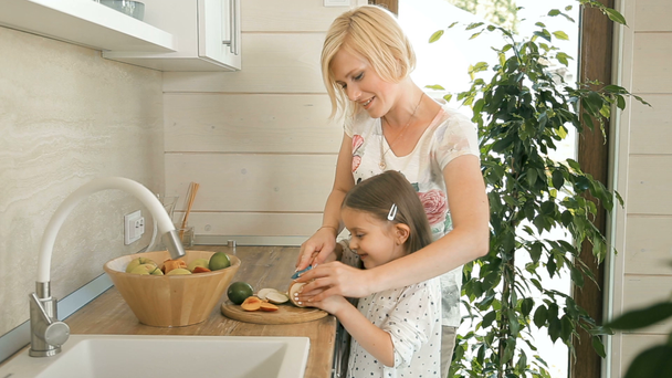 Madre insegna figlia a tagliare mela
 - Filmati, video