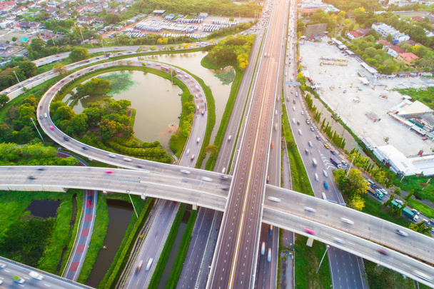 Пересечение бесконечности знак дорожного движения с автомобилем и зеленый парк пруда воздушный вид
 - Фото, изображение