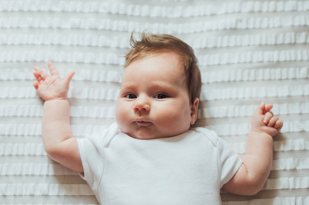 Lindo bebé acostado en sábanas blancas
 - Foto, Imagen