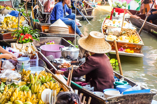 Alimento e bebida vendem no mercado flutuante Damnoen Saduak em Ratchaburi perto de Bangkok, Tailândia
 - Foto, Imagem