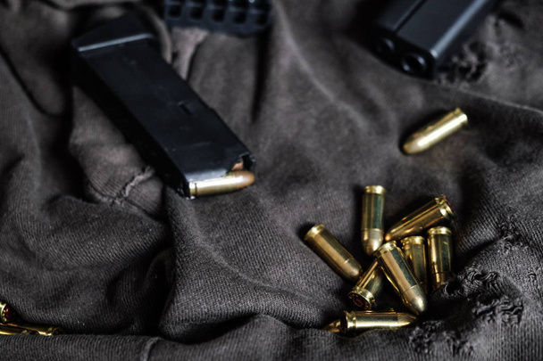 9mm yarı autometic el silah kumaş, suç kavramı üzerine Fmj kurşunla - Fotoğraf, Görsel