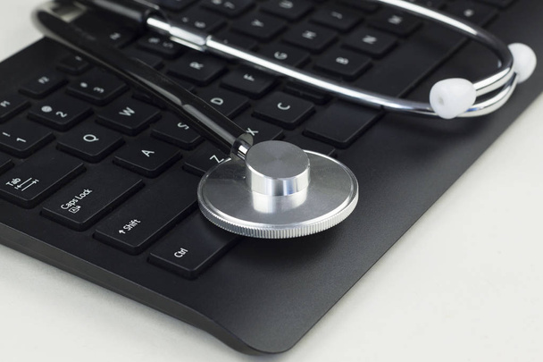 Stéthoscope sur le clavier illustrant l'industrie médicale / Concept d'information médicale
 - Photo, image