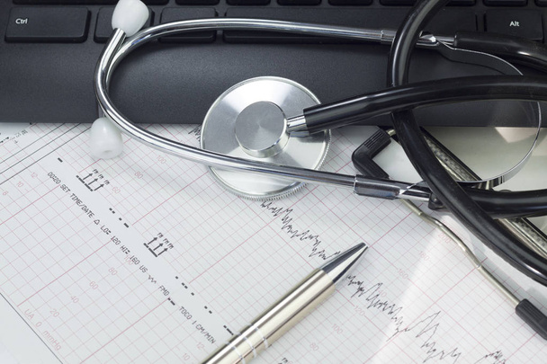 Stéthoscope sur le clavier illustrant l'industrie médicale / Concept d'information médicale
 - Photo, image