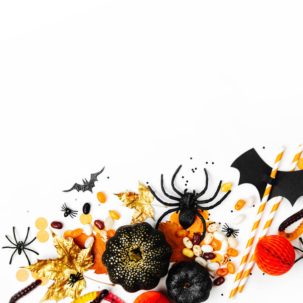 Fondo de vacaciones de Halloween con caramelos, murciélagos, arañas, calabazas y decoraciones
 - Foto, imagen