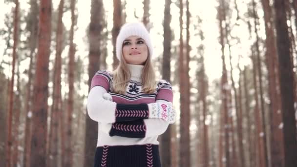portré egy vonzó, fiatal lány, egy téli erdőben. Fiatal nő élvezi a szép téli nap - Felvétel, videó