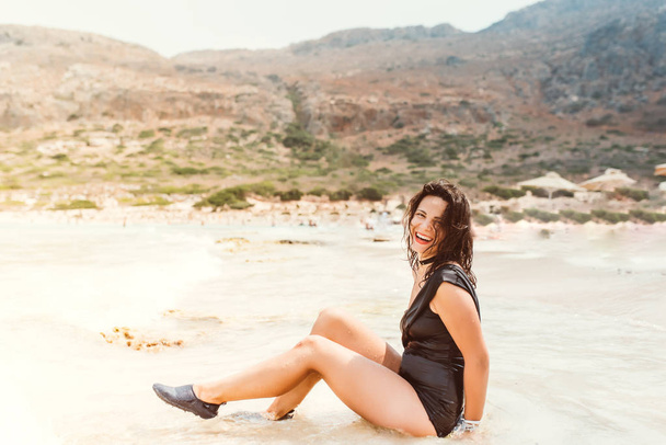 Summer lifestyle portrait of beautiful young woman on sandy beach - Valokuva, kuva