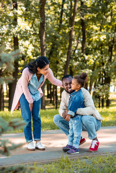 Afrikkalainen amerikkalainen vanhemmat etsivät tytär polulla puistossa
  - Valokuva, kuva