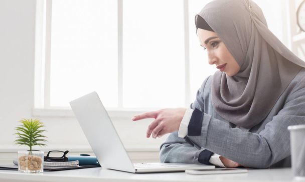 Giovane donna d'affari saudita che lavora in ufficio
 - Foto, immagini